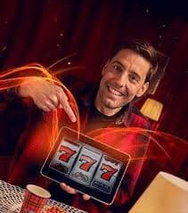 Antarmuka aplikasi mobile tokogame menampilkan pilihan permainan kasino langsung dan pasar olahraga